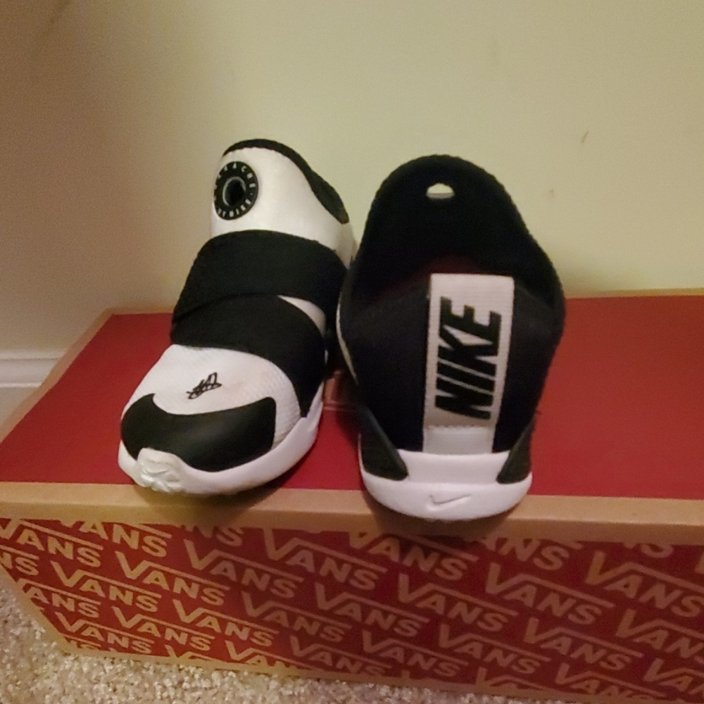 Sneaker - Picture 3 of 3